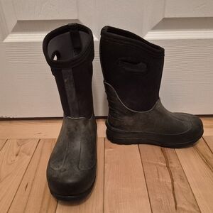 Bogs youth size 2 winter boots, rated to -37 C